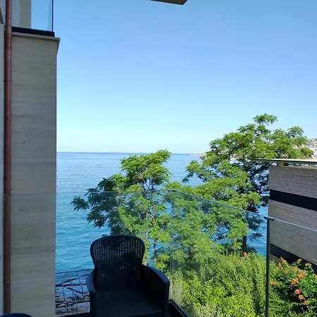 2f Apartment *